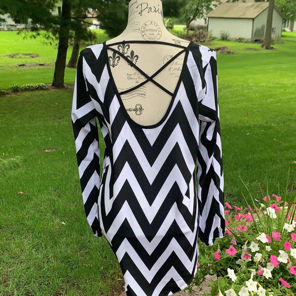 STUDIO Y black/white chevron tunic hi/lo sz:SM